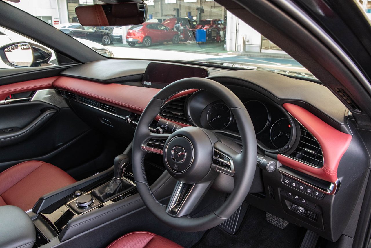 MAZDA3の赤い内装