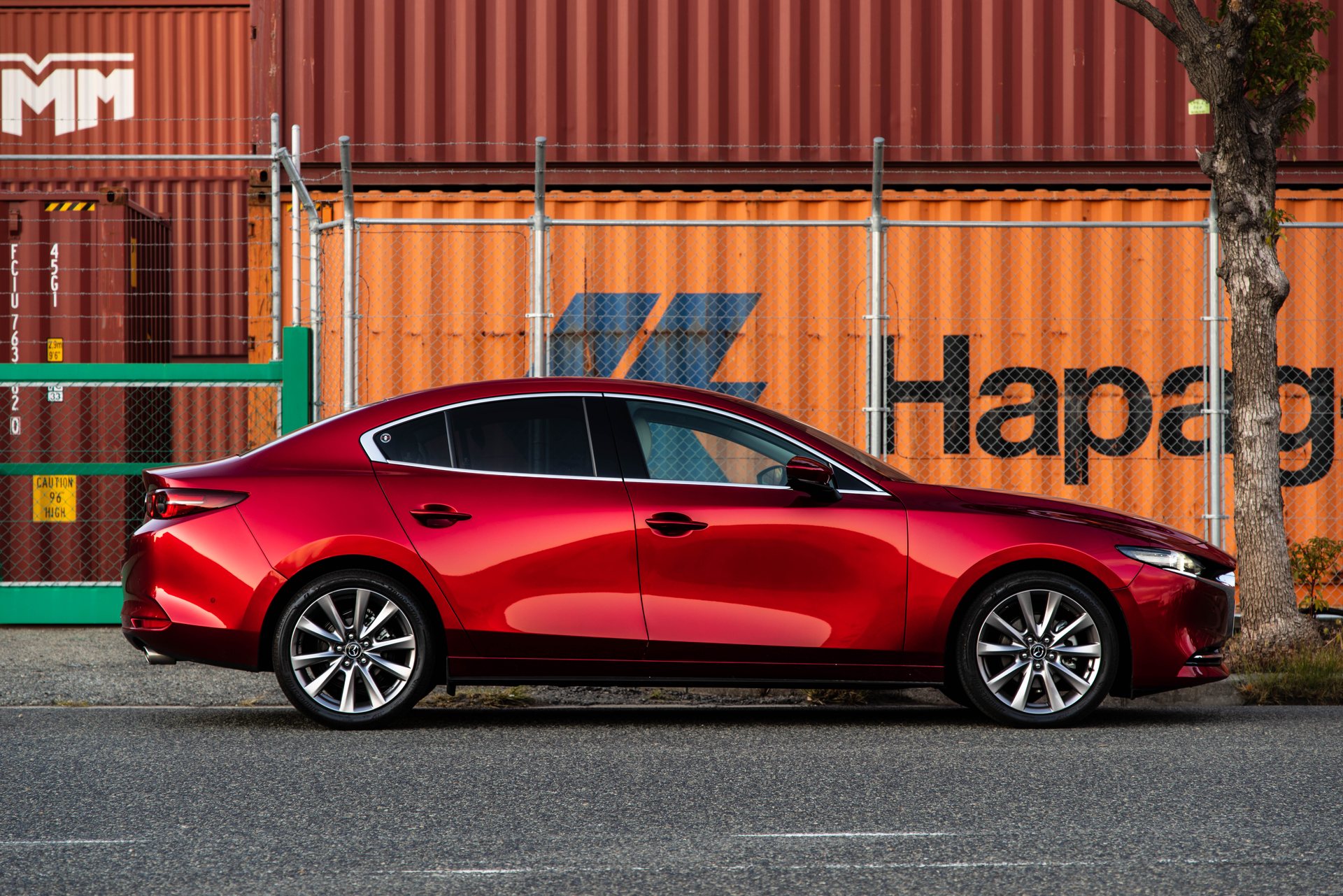 ソウルレッドのMAZDA3 SEDAN