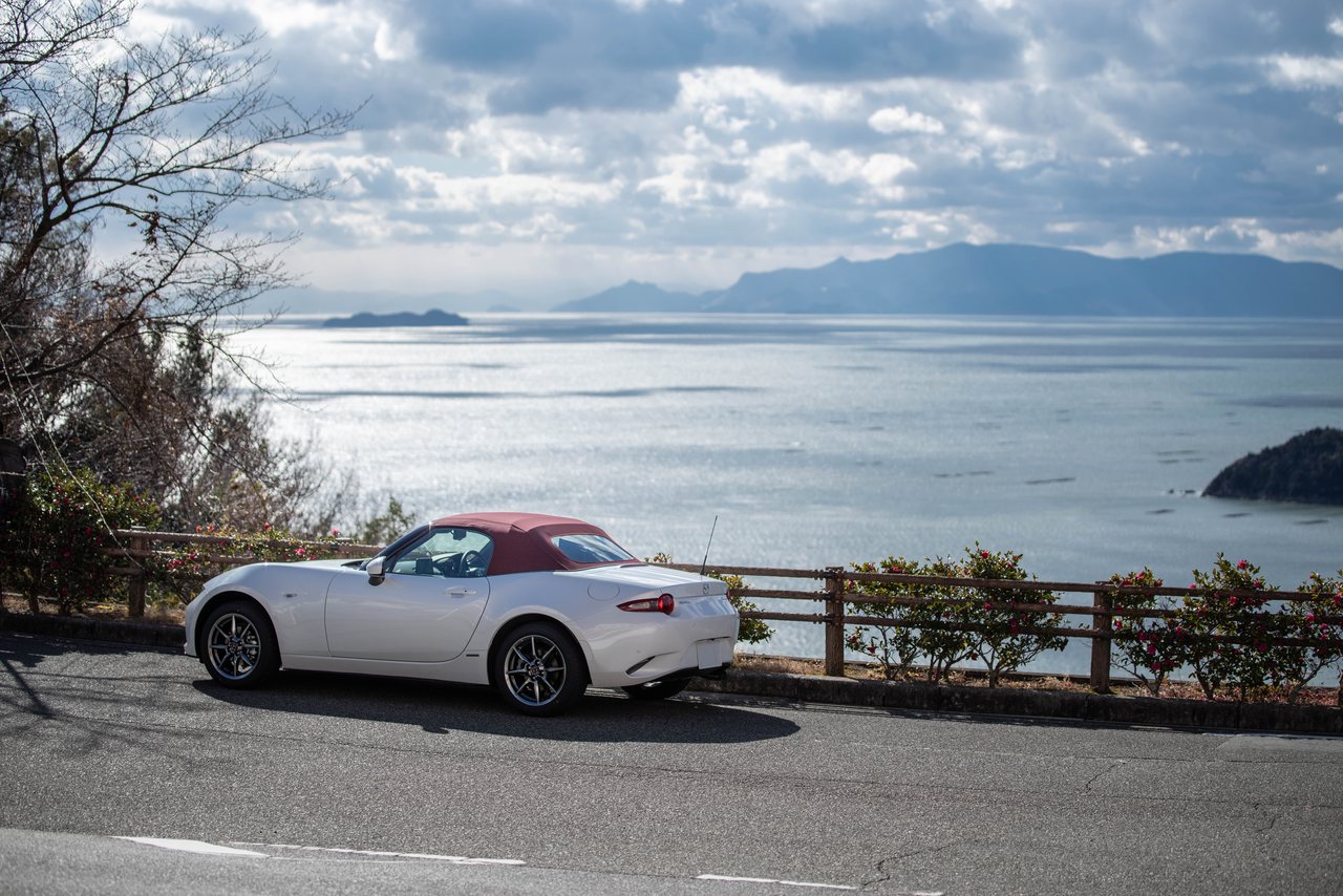海を見下ろすROADSTER